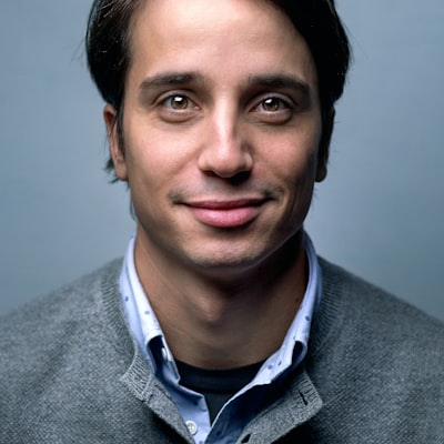 Retrato de asesor de plataforma corporativa